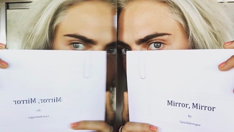 Cara Delevingne mostrando su nueva novela 'Mirrow, mirrow'