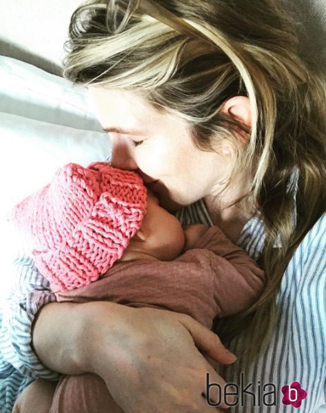 Lily Rabe junto a su hija