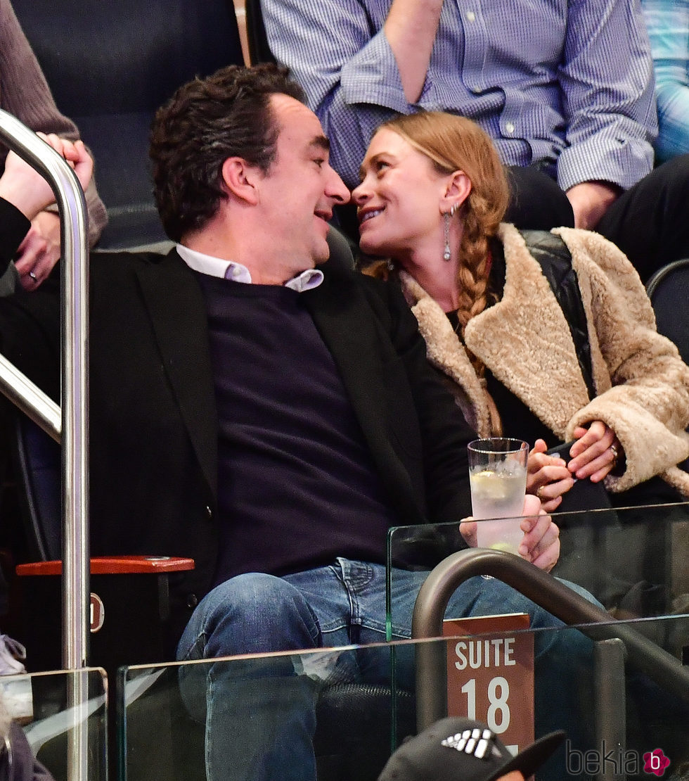 Mary-Kate Olsen y Olivier Sarkozy viendo un partido de la NBA