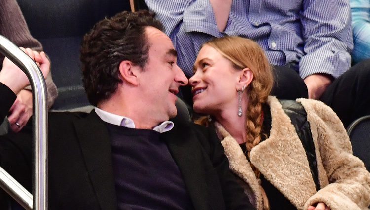 Mary-Kate Olsen y Olivier Sarkozy viendo un partido de la NBA