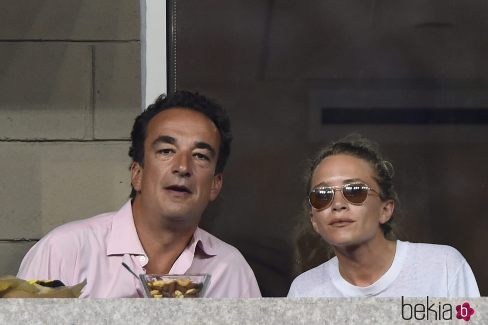 Olivier Sarkozy y Mary-Kate Olsen viendo un partido del US Open