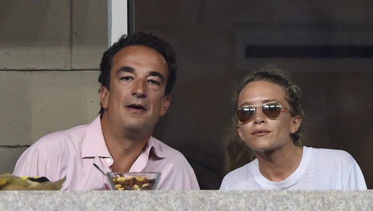 Olivier Sarkozy y Mary-Kate Olsen viendo un partido del US Open