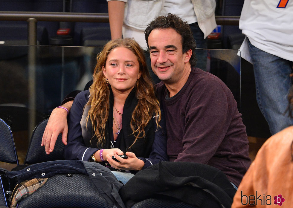 Mary-Kate Olsen con Olivier Sarkozy viendo el Dallas-Nueva York de la NBA