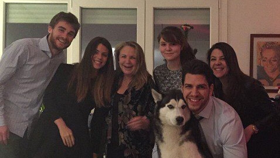 Laura, Lucía, Diego e Irene Matamoros celebrando la Navidad con su madre Mariam Flores y un amigo