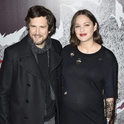 Marion Cotillard luciendo embarazo con Guillaume Canet en el estreno de 'Rock'N Roll' en París