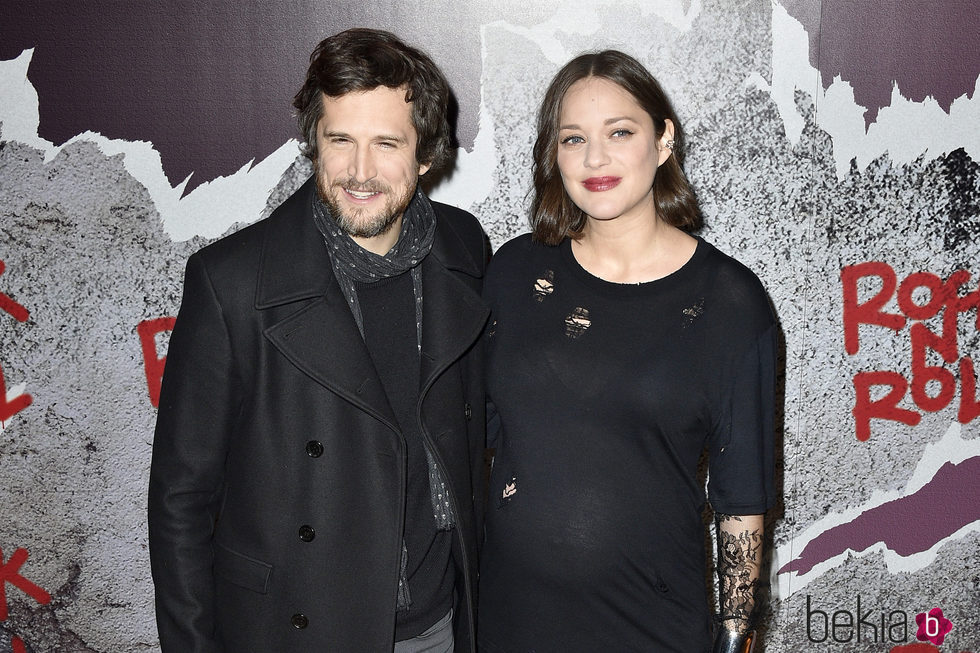 Marion Cotillard luciendo embarazo con Guillaume Canet en el estreno de 'Rock'N Roll' en París