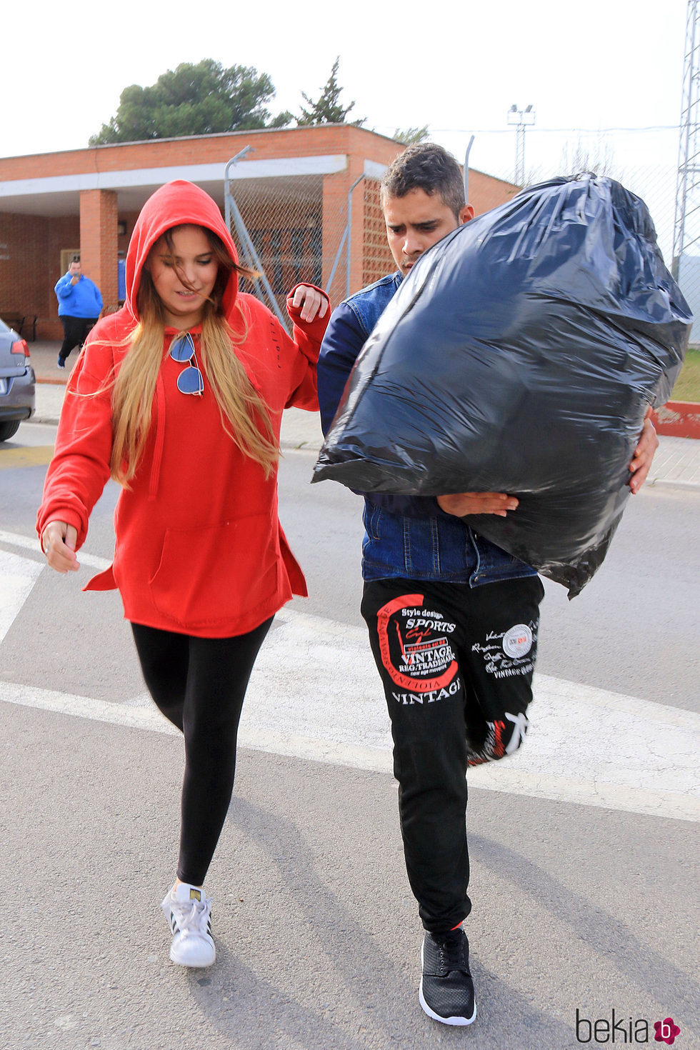 Gloria Camila acompaña a su hermano José Fernando Ortega en su salida de prisión