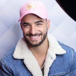 Maluma posando en una visita a la cadena de radio SBS