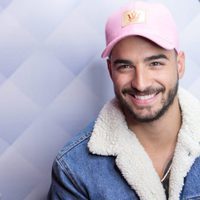 Maluma posando en una visita a la cadena de radio SBS