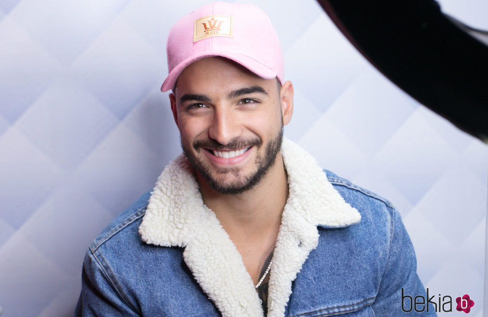 Maluma posando en una visita a la cadena de radio SBS