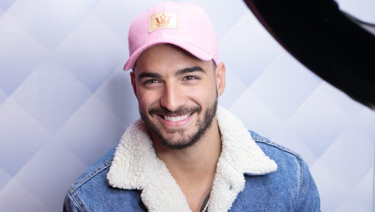 Maluma posando en una visita a la cadena de radio SBS