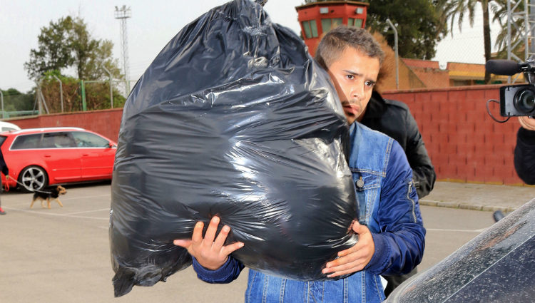 José Fernando Ortega saliendo con un macuto de prisión