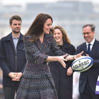 Kate Middleton jugando al rugby durante su visita a París