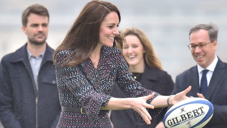 Kate Middleton jugando al rugby durante su visita a París