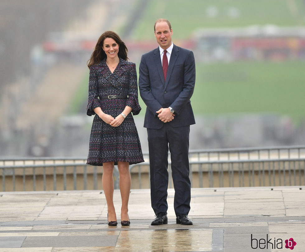 Los Duques de Cambridge posando en Trocadero durante su viaje a París