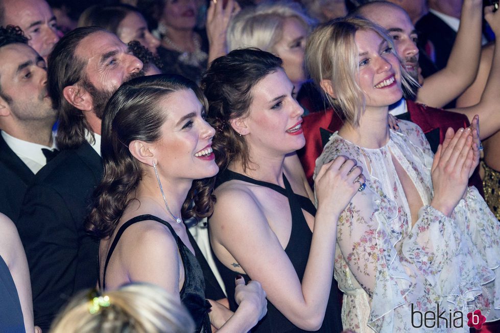 Carlota Casiraghi, Juliette Maillot y Mona Walravens en la 63 edición del Baile de la Rosa