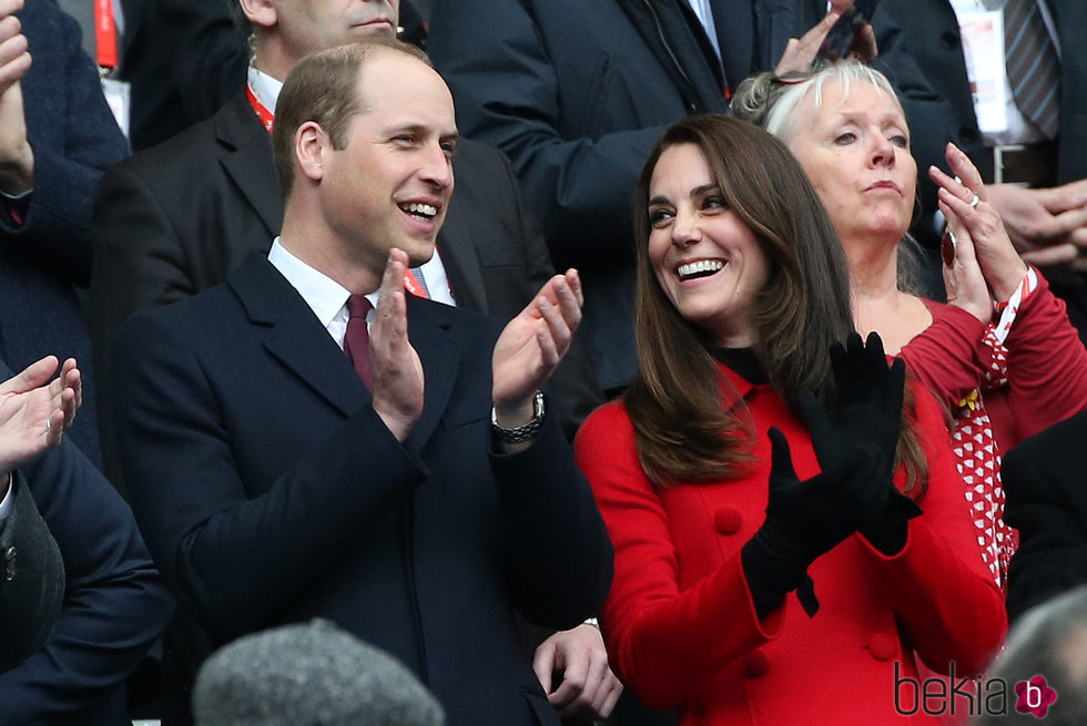 Los Duques de Cambridge en un partido de rugby durante su visita a París