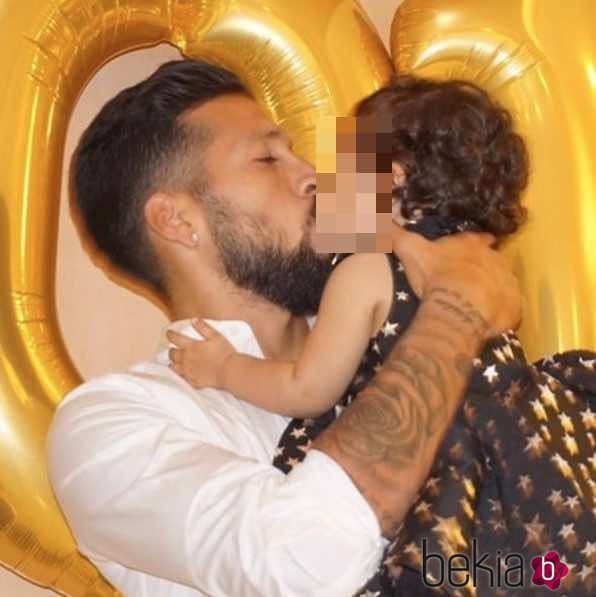 Ezequiel Garay junto a su hija Shaila el Día del Padre 2017