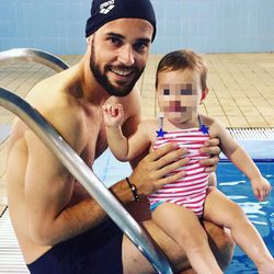 Mario Suárez junto a su hija Matilda el Día del Padre 2017