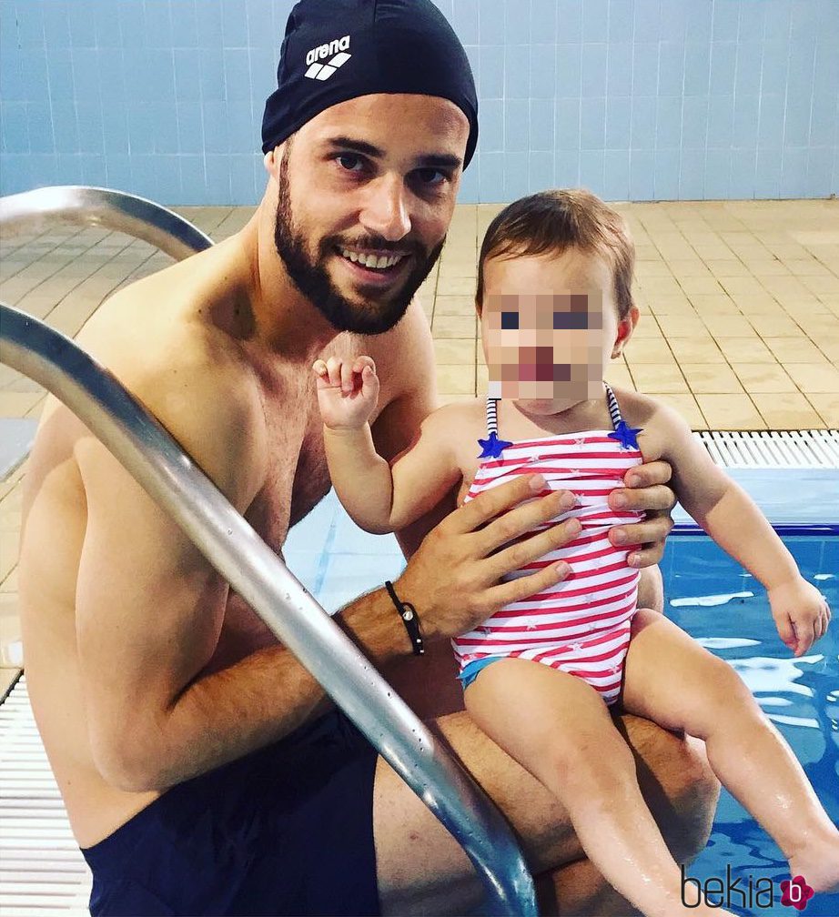 Mario Suárez junto a su hija Matilda el Día del Padre 2017