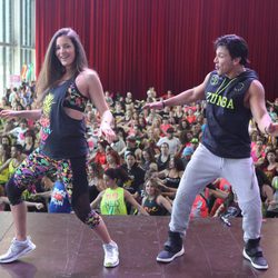 Malena Costa bailando sobre el escenario en una masterclass de Zumba