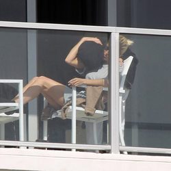 Ana Fernández y Adrián Roma, cariñosos en la terraza de un hotel de Miami