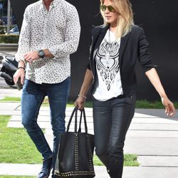 Ivonne Reyes y Sergio Ayala paseando por Madrid