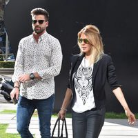 Ivonne Reyes y Sergio Ayala paseando por Madrid