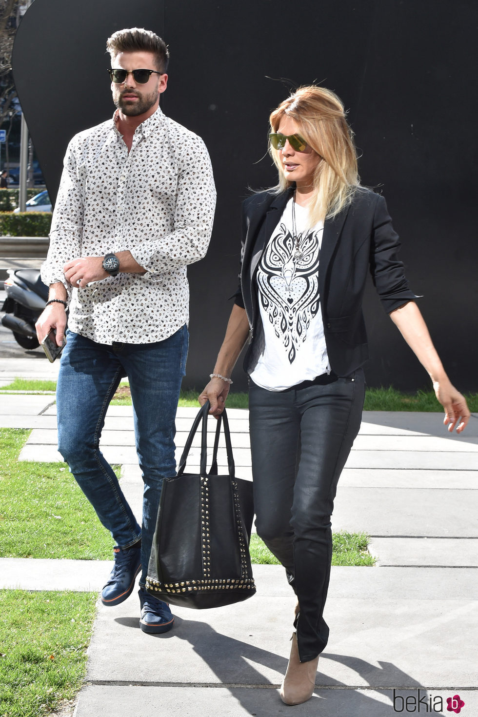 Ivonne Reyes y Sergio Ayala paseando por Madrid