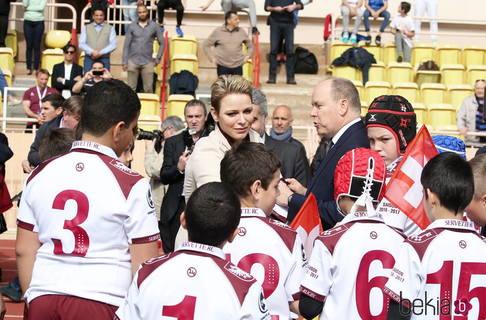 Alberto y Charlene de Mónaco con unos niños en el Torneo de Rugby de Santa Devota