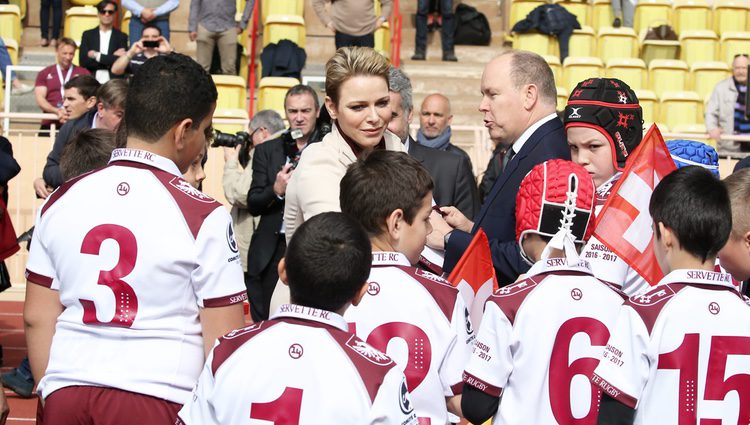 Alberto y Charlene de Mónaco con unos niños en el Torneo de Rugby de Santa Devota