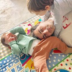 Iker Casillas jugando con sus hijos Martín y Lucas