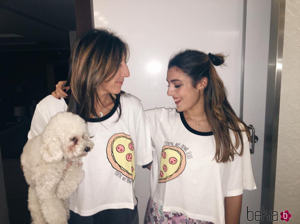 Ana Ferrer con su madre Paz Padilla y su perrito