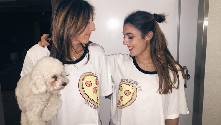 Ana Ferrer con su madre Paz Padilla y su perrito