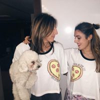 Ana Ferrer con su madre Paz Padilla y su perrito