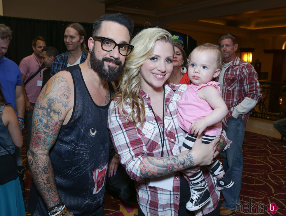 A.J. McLean junto a su mujer y su hija Ava