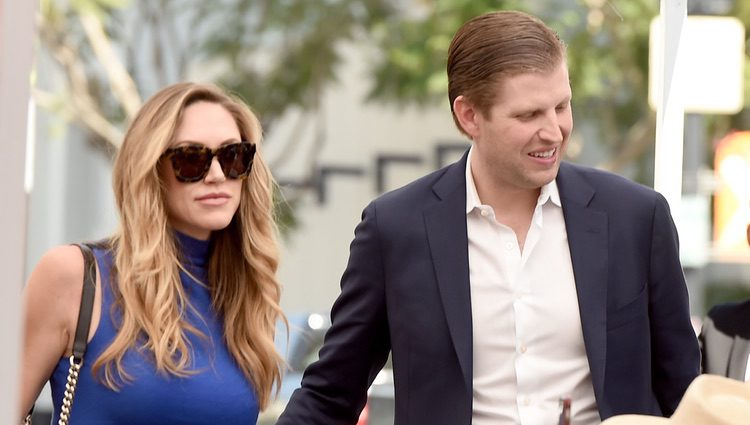 Eric Trump junto a su esposa