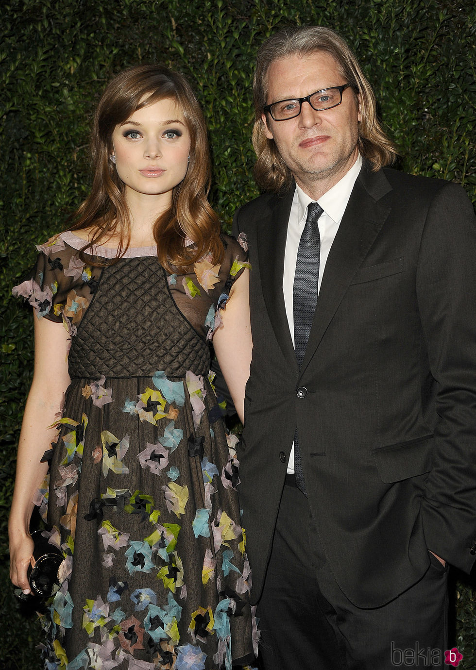 Bella Heathcote y su novio Andrew Dominik en la cena de Chanel de los pre-Oscar