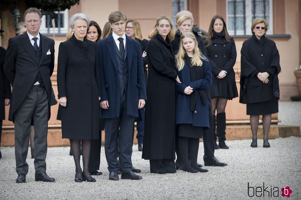 Benedicta de Dinamarca con sus hijos, sus nietos, Ana María y Theodora de Grecia en el funeral de Richard zu Sayn-Wittgenstein Berleburg