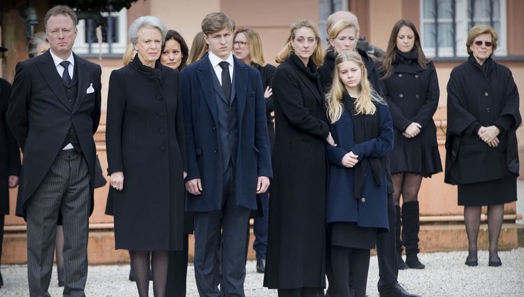 Benedicta de Dinamarca con sus hijos, sus nietos, Ana María y Theodora de Grecia en el funeral de Richard zu Sayn-Wittgenstein Berleburg