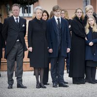 Benedicta de Dinamarca con sus hijos, sus nietos, Ana María y Theodora de Grecia en el funeral de Richard zu Sayn-Wittgenstein Berleburg