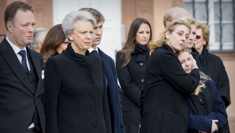 Benedicta de Dinamarca y sus hijos Gustavo y Alexandra en el funeral del Príncipe alemán Richard zu Sayn-Wittgenstein Berleburg