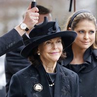 La Reina Silvia de Suecia y la Princesa Magdalena en el funeral del Príncipe alemán Richard zu Sayn-Wittgenstein Berleburg