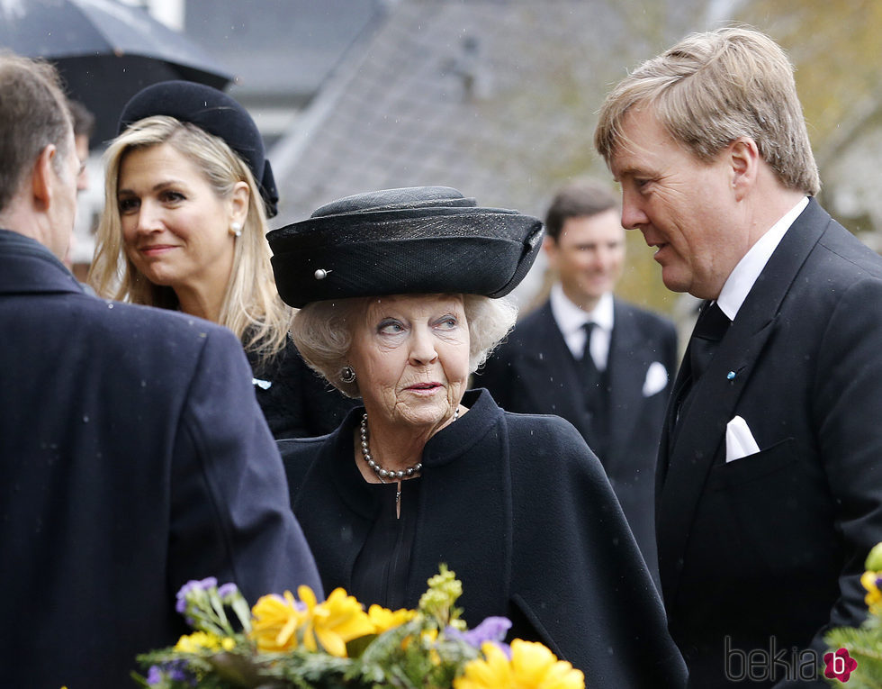 Beatriz de Holanda, la Reina Máxima de Holanda y el Rey Guillermo Alejandro de Holanda en el funeral del Príncipe alemán Richard zu Sayn-Wittgenstein Berle