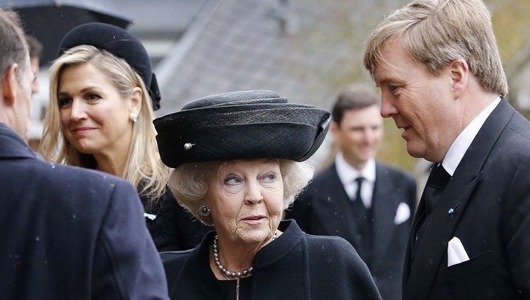 Beatriz de Holanda, la Reina Máxima de Holanda y el Rey Guillermo Alejandro de Holanda en el funeral del Príncipe alemán Richard zu Sayn-Wittgenstein Berle