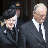 La Reina Margarita de Dinamarca y Enrique de Dinamarca en el funeral del Príncipe alemán Richard zu Sayn-Wittgenstein Berleburg