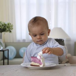 Oscar de Suecia comiendo tarta en su primer cumpleaños