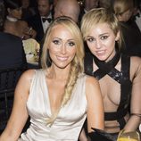 Miley Cyrus posa junto a su madre Tish