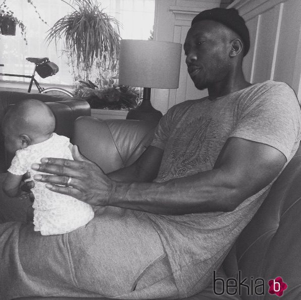 Mahershala Ali junto a su hija Bari Najma