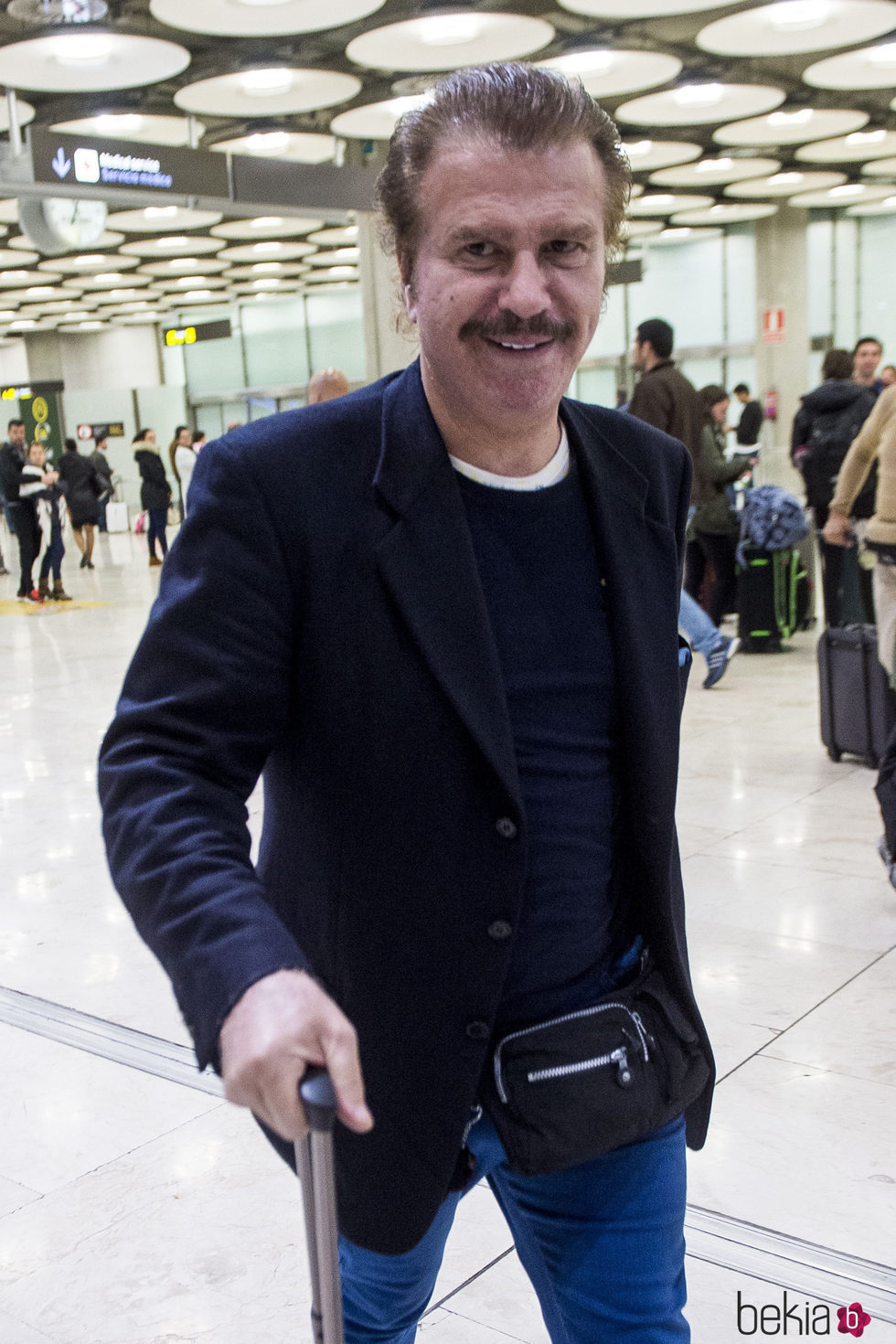 El humorista Bigote Arrocet en el aeropuerto de Madrid